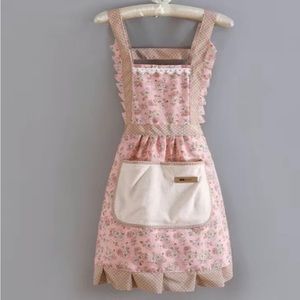 New pink Floral Apron w Tie at the back and Pockets at the front